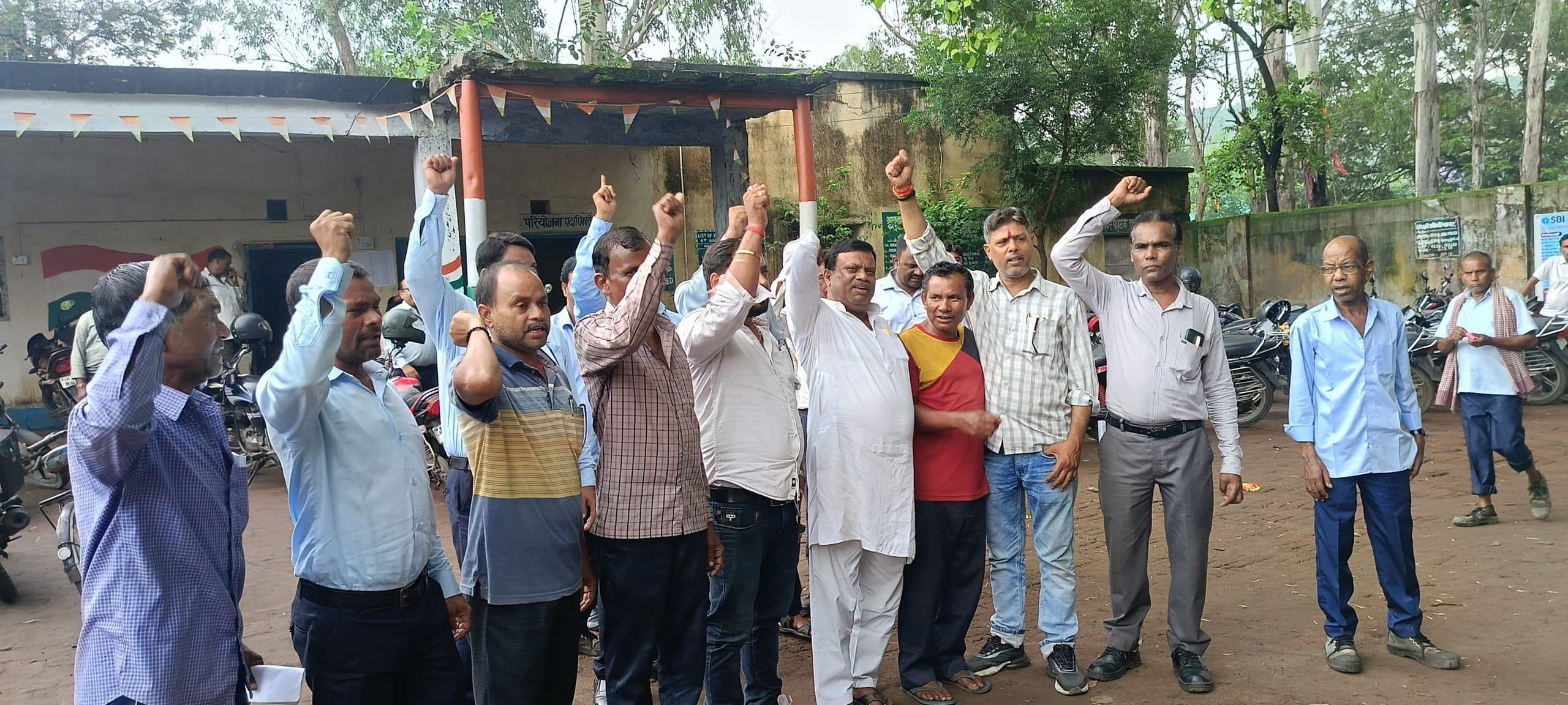 Dhanbad News : कर्मियों को बंधक बनाकर अपराधियों ने लूटे सामान, विरोध में प्रदर्शन