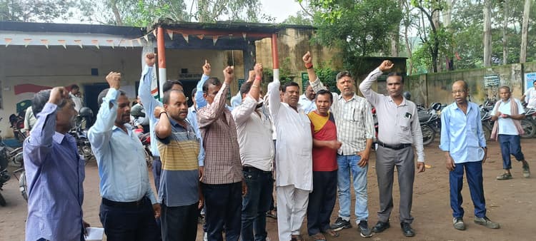 Dhanbad News : कर्मियों को बंधक बनाकर अपराधियों ने लूटे सामान, विरोध में प्रदर्शन