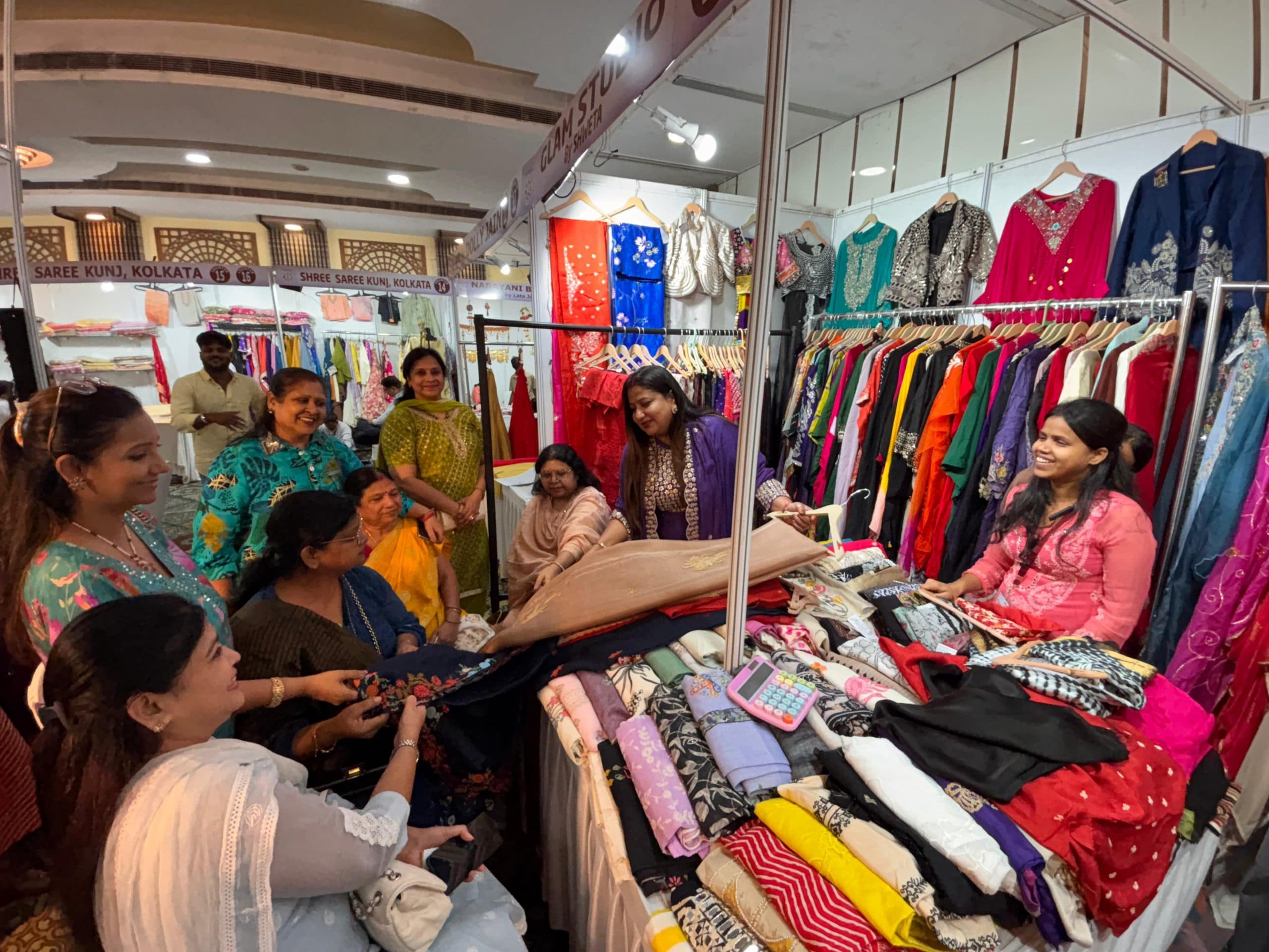 Dhanbad News : परंपरा से अलग अपनी क्रिएटिविटी को दें आयाम : डॉली जैन