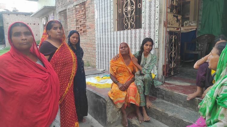 Saran News : घर के बाहर झाड़ू दे रहे बुजुर्ग को ट्रक ने कूचला, मौत