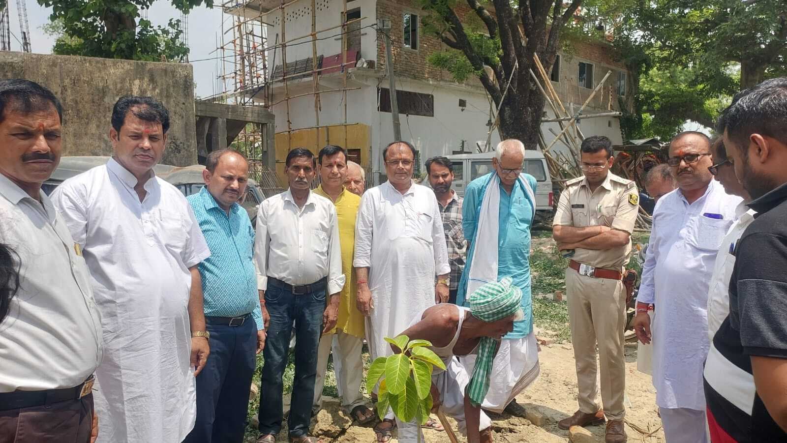 Saran News : बनियापुर थाने में बीडीओ व थानाध्यक्ष ने किया पौधारोपण