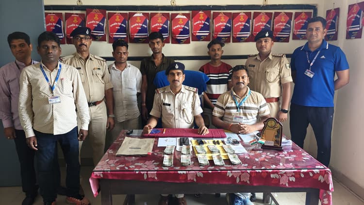 Saran News : चलती ट्रेन में आभूषण छीनने वाले गिरोह का भंडाफोड़, मुख्य आरोपित सहित सुनार गिरफ्तार