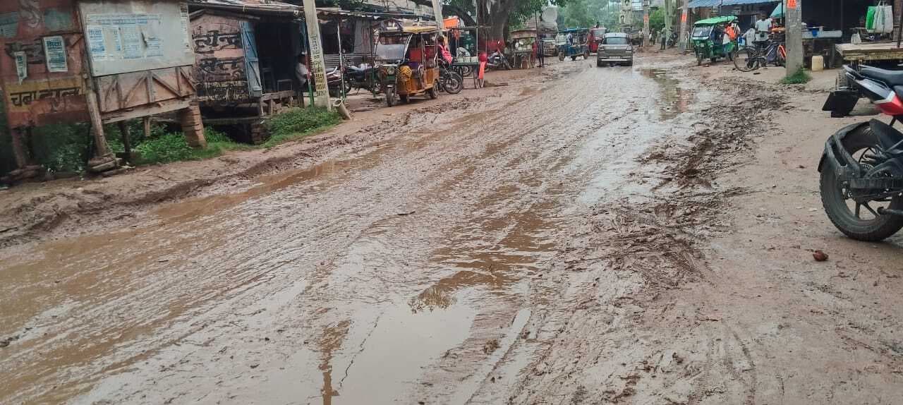 बारिश से गोविंदपुर की सड़क कीचड़ में तब्दील, गिरकर घायल हो रहे यात्री
