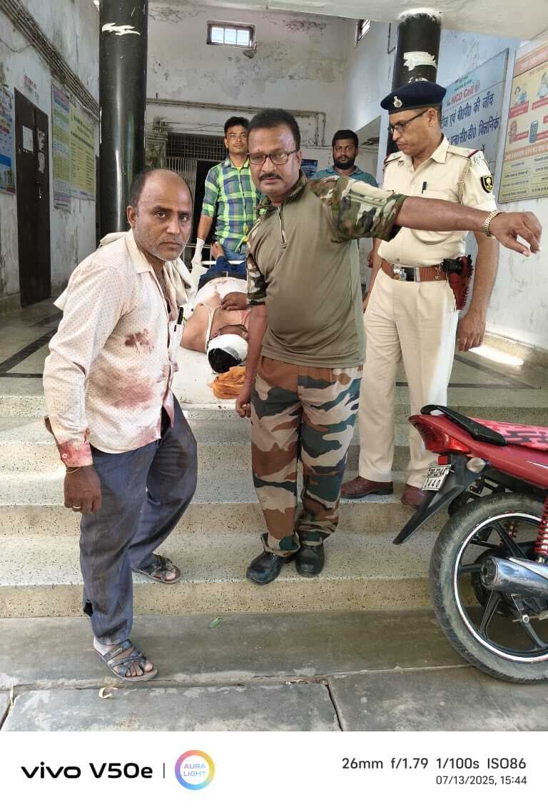 Bettiah : अनियंत्रित हो सड़क पर पलटी बाइक, चालक समेत दो घायल