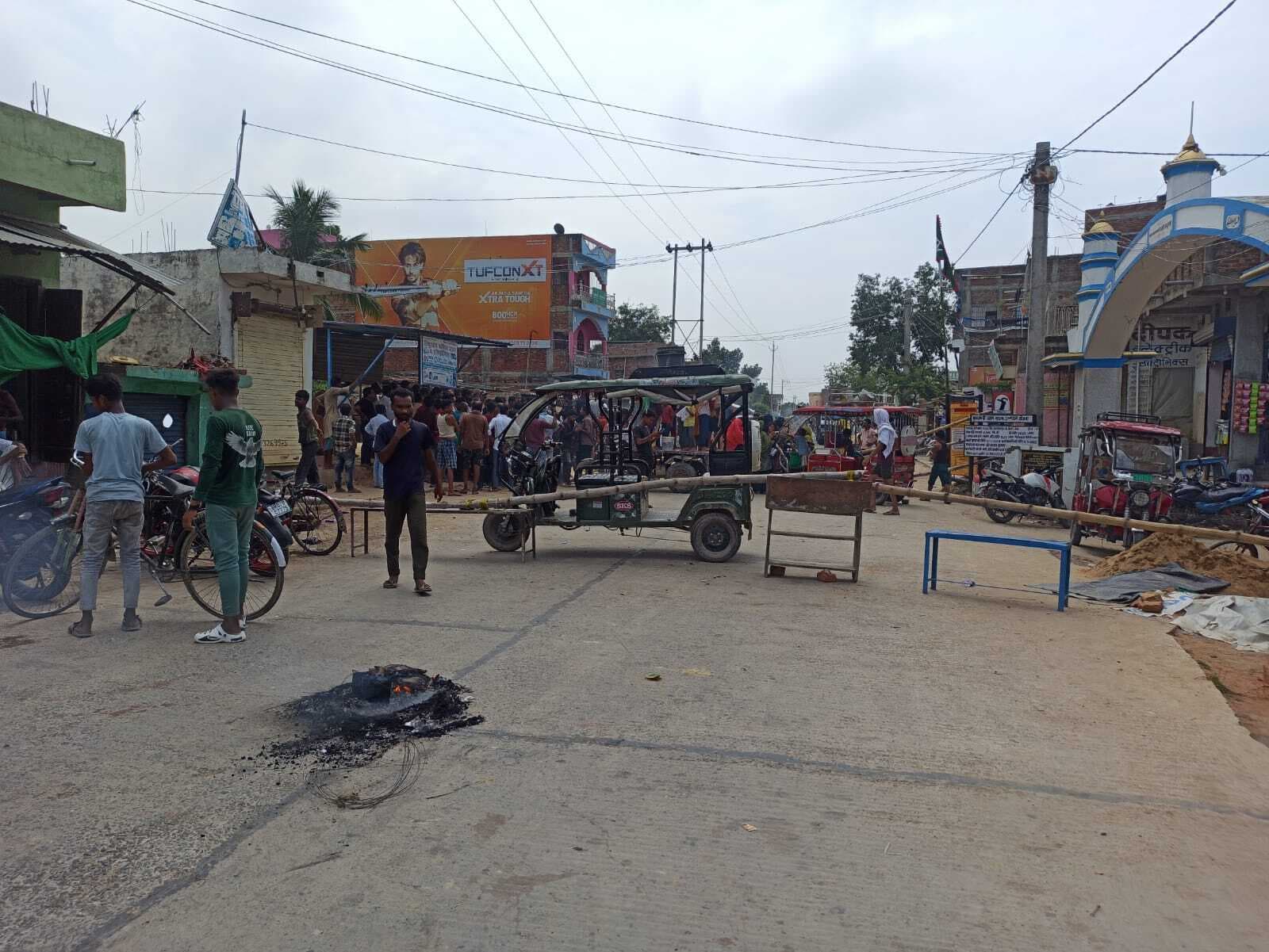 Dabhanga News: सड़क पर उतरकर प्रशासन से पानी मांग रहे लोग