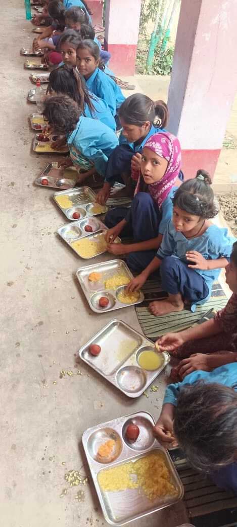 Samastipur News:साफ-सफाई की बीच परोसा जा रहे एमडीएम बना नजीर