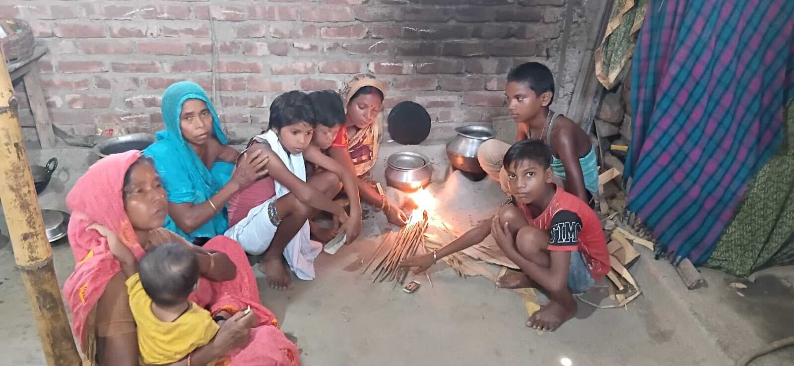 प्रशासन की पहल पर पांच दिन बाद  प्रियांशु व शबनम के घर जला चूल्हा