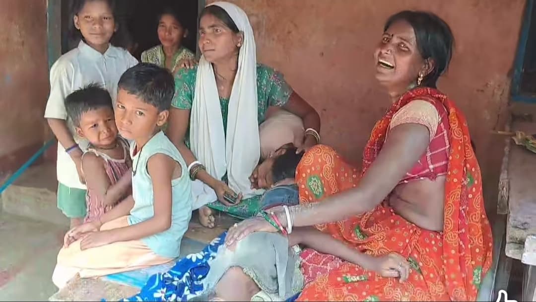 बारिश से बचने लिए पेड़ के नीचे छिपी किशोरी की ठनका गिरने से मौत, दूसरी झुलसी