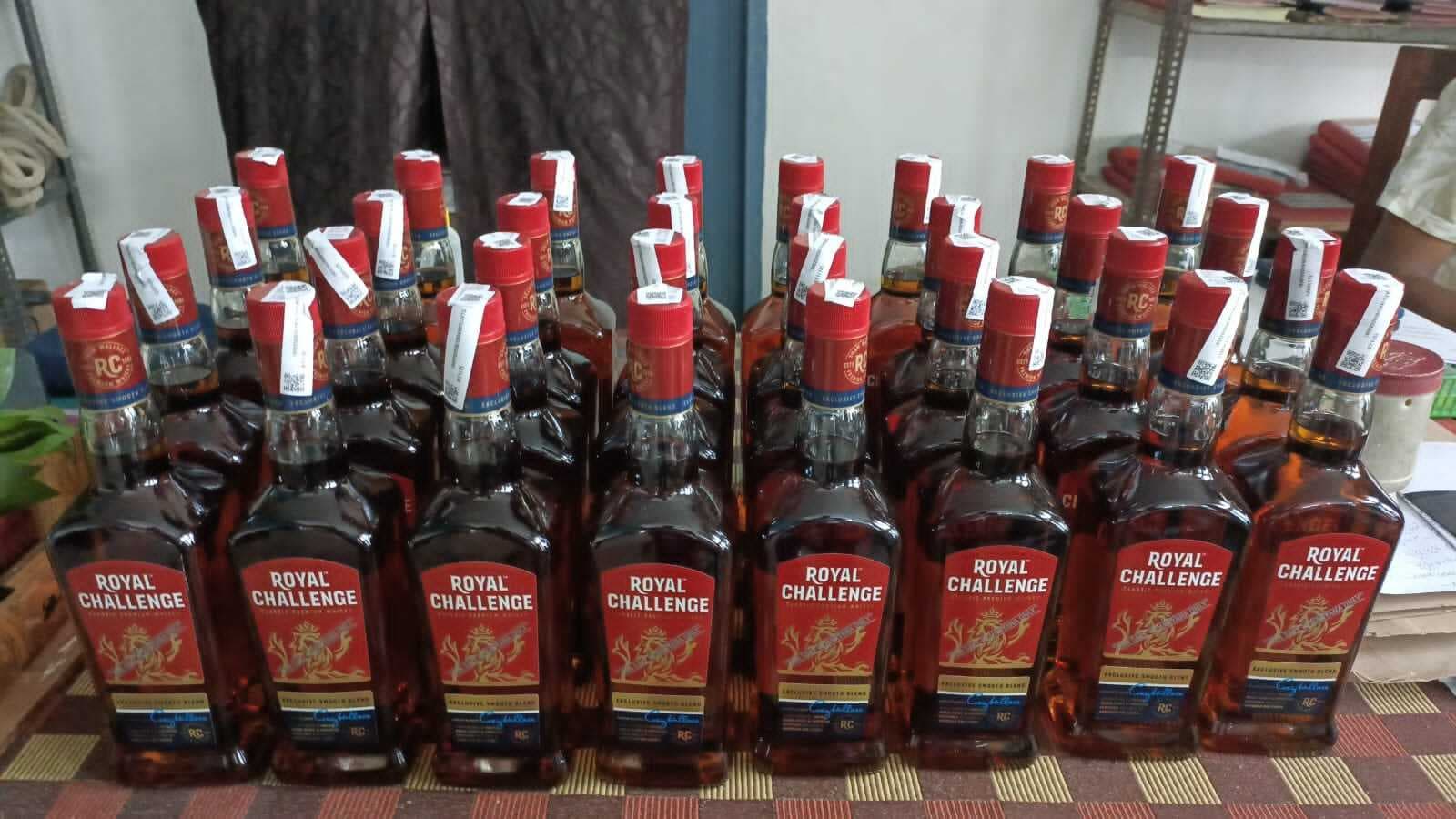 दो शराब तस्कर गिरफ्तार, 32 बोतल विदेशी शराब बरामद