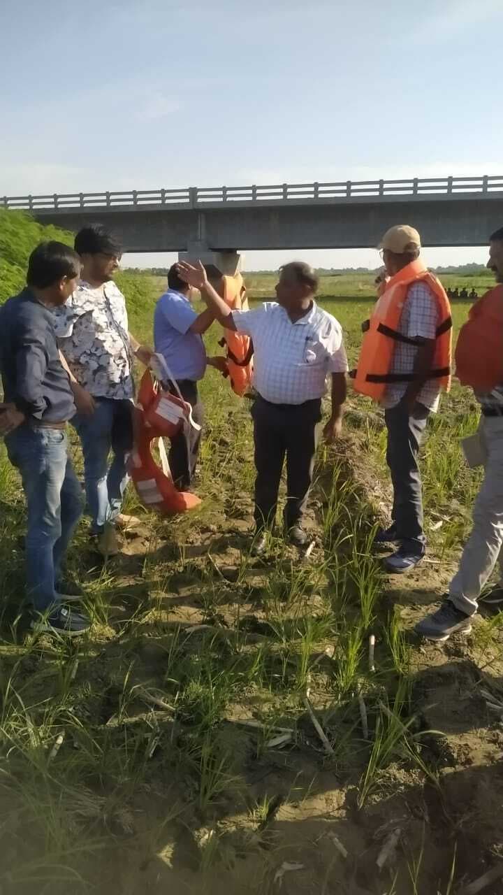 डकरा नदी पर निर्माणाधीन पुल का जांच टीम ने लिया जायजा