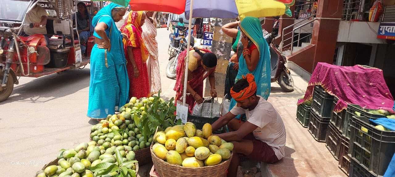 नागपंचमी को लेकर बाजार में कटहल व आम की बिक्री बढ़ी