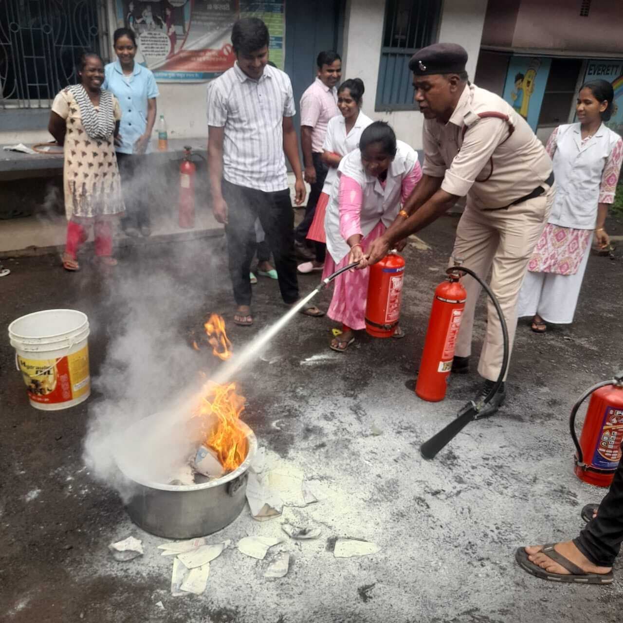 मॉक ड्रिल में आग से बचाव की दी जानकारी