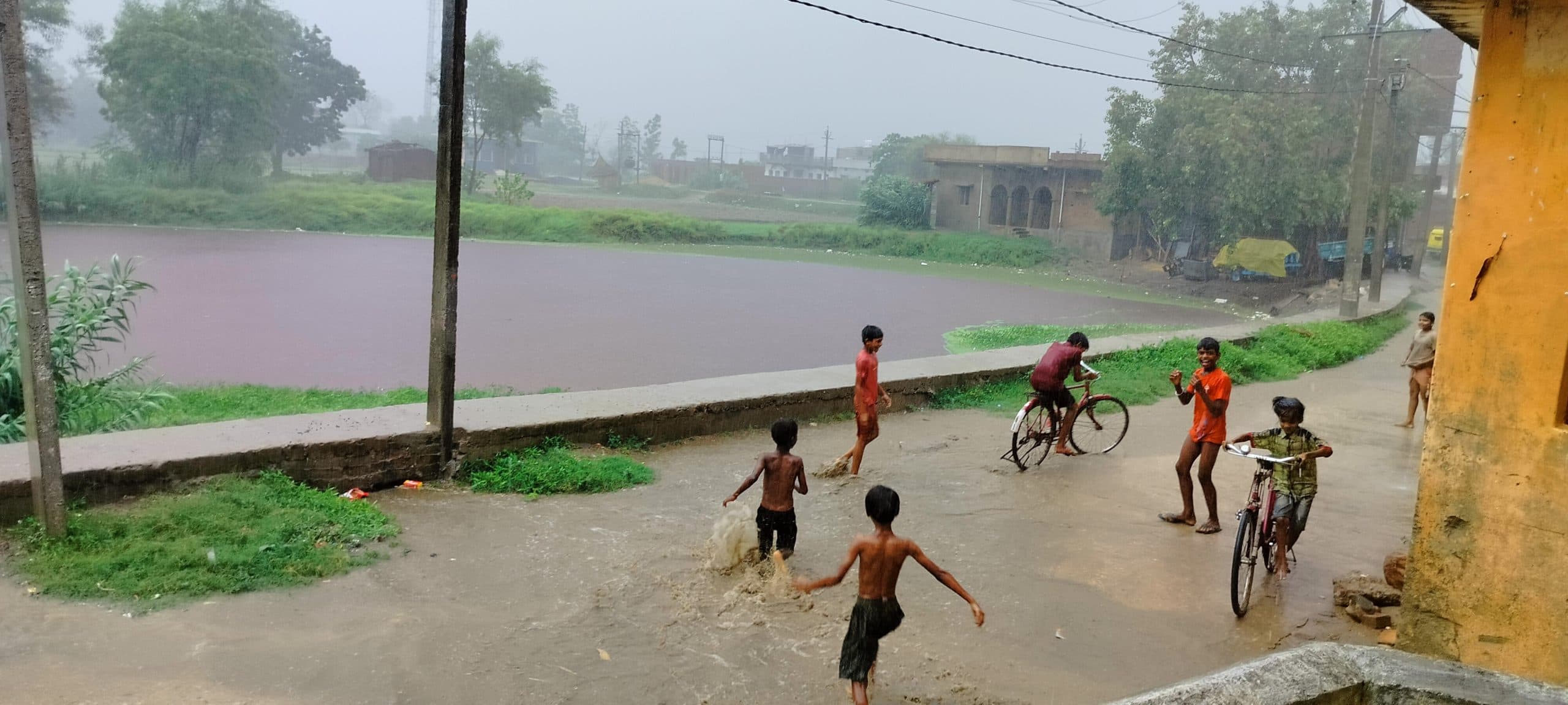 झमाझम बारिश  से लोगों को गर्मी से राहत मिली