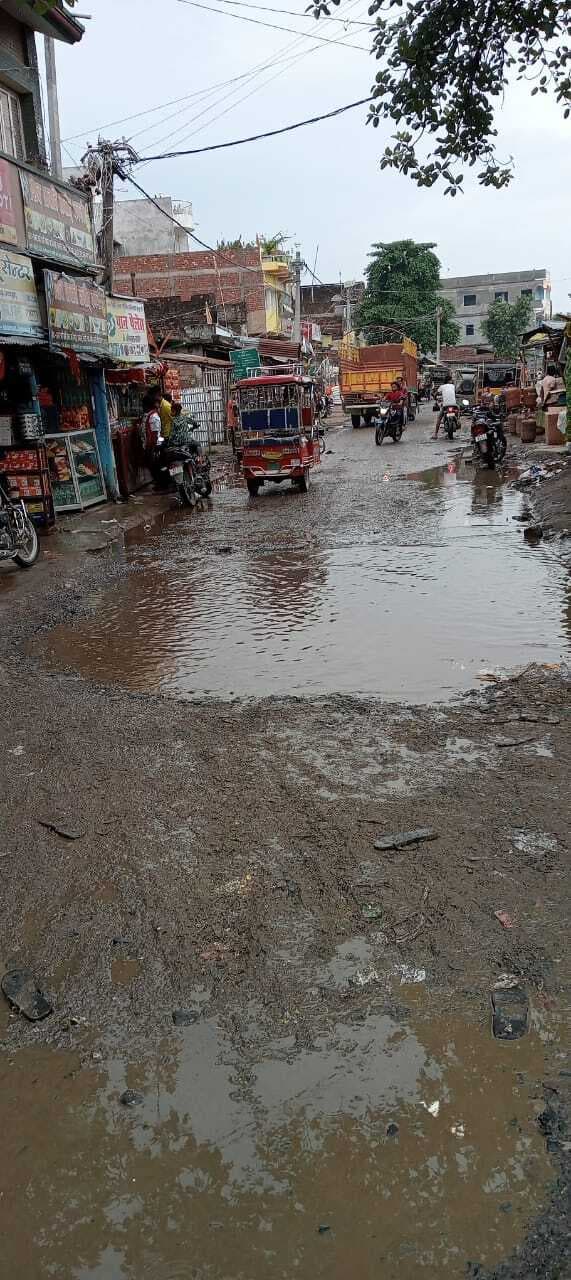 हल्की बारिश में ही ग्वालपाड़ा बाजार के हर मोड़ पर मिलेगा कीचड़ और पानी