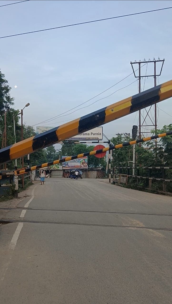 गेटमैन की लापरवाही और मनमानी के कारण लोग परेशान