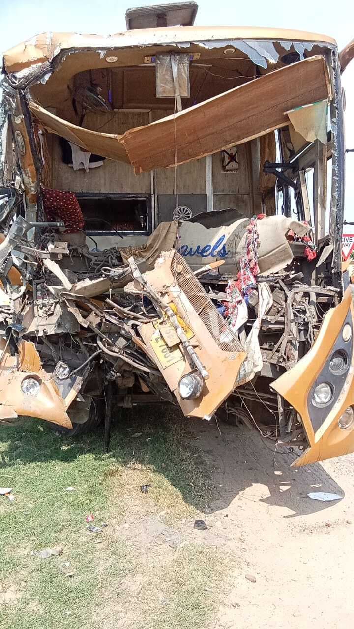 Dabhanga News: खड़ी ट्रक में बस ने मारी ठोकर, आधी रात एनएच पर मच गयी चीख-पुकार