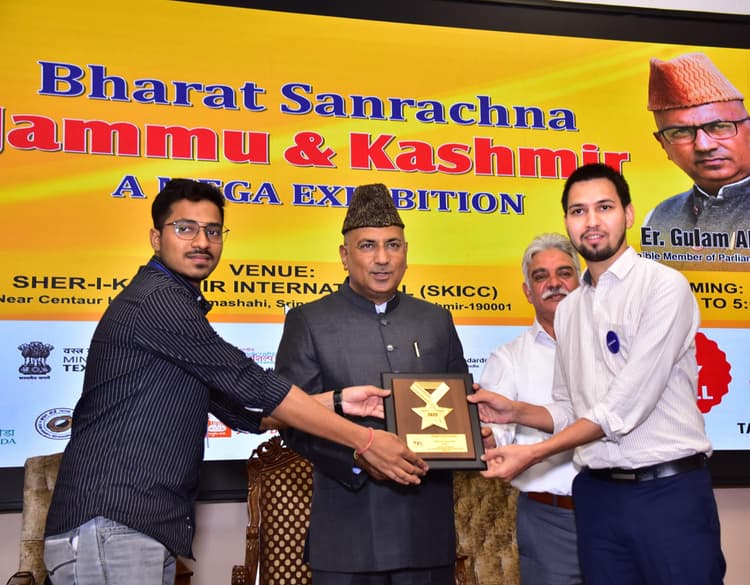 नवादा के सुमन शेखर को श्रीनगर में किया गया सम्मानित
