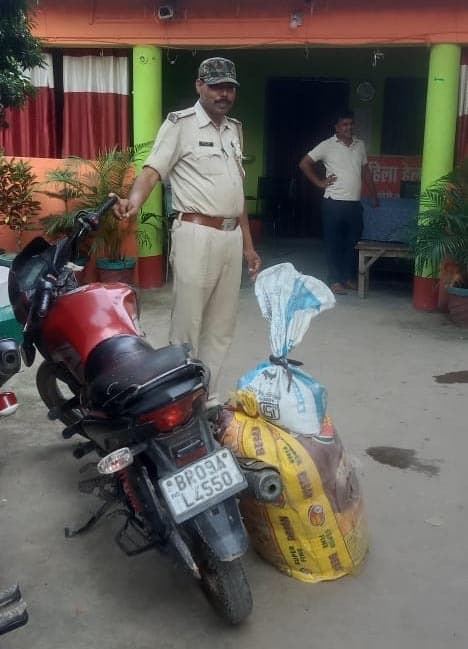 बाइक पर लदा 105 लीटर देसी शराब बरामद, तस्कर फरार