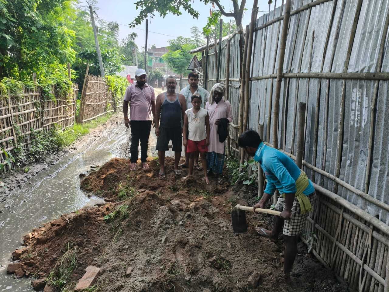 निजी कोष से जर्जर सड़क को कराया दुरुस्त