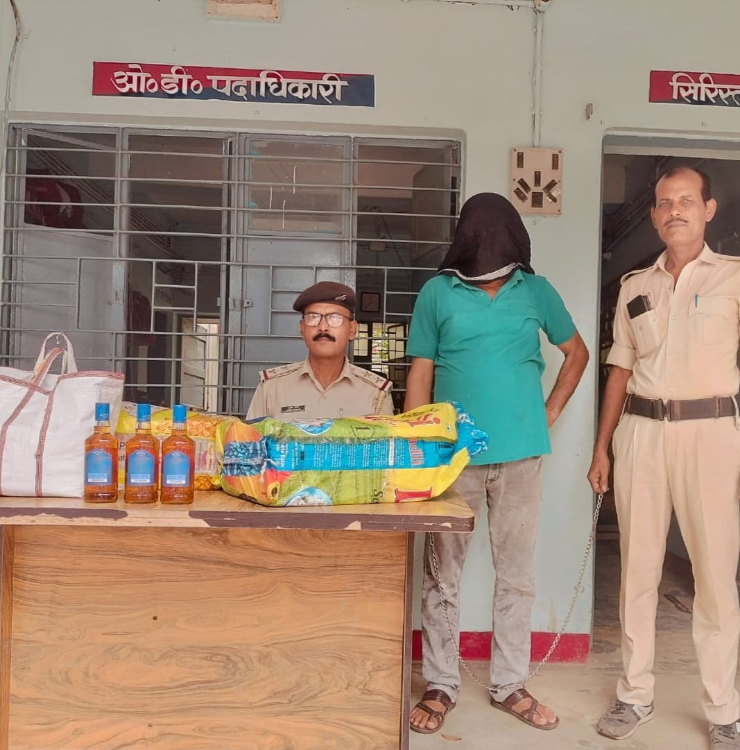 27.75 लीटर शराब के साथ तस्कर गिरफ्तार, बाइक जब्त