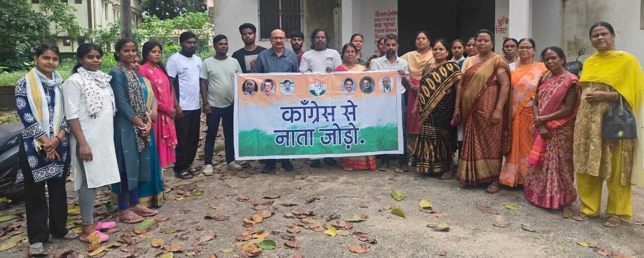 Political news : कांग्रेस से नाता जोड़ो अभियान में क्षेत्र की समस्याओं व निदान पर चर्चा