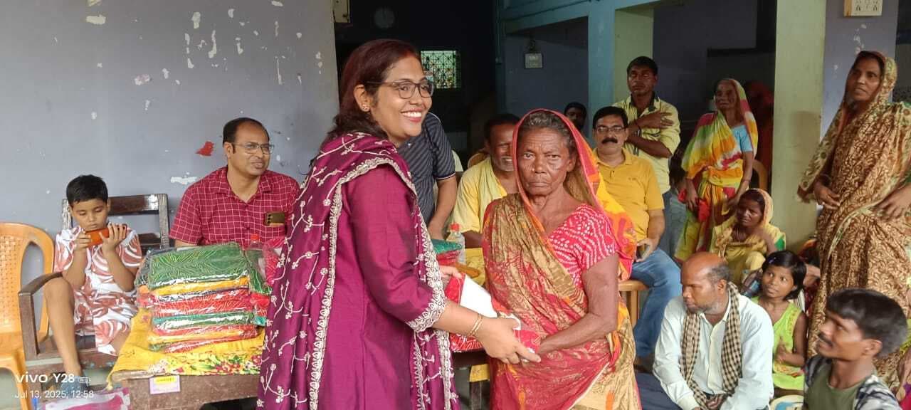 दिव्यांग, विधवा व गरीब महिलाओं के बीच साड़ी का किया वितरण