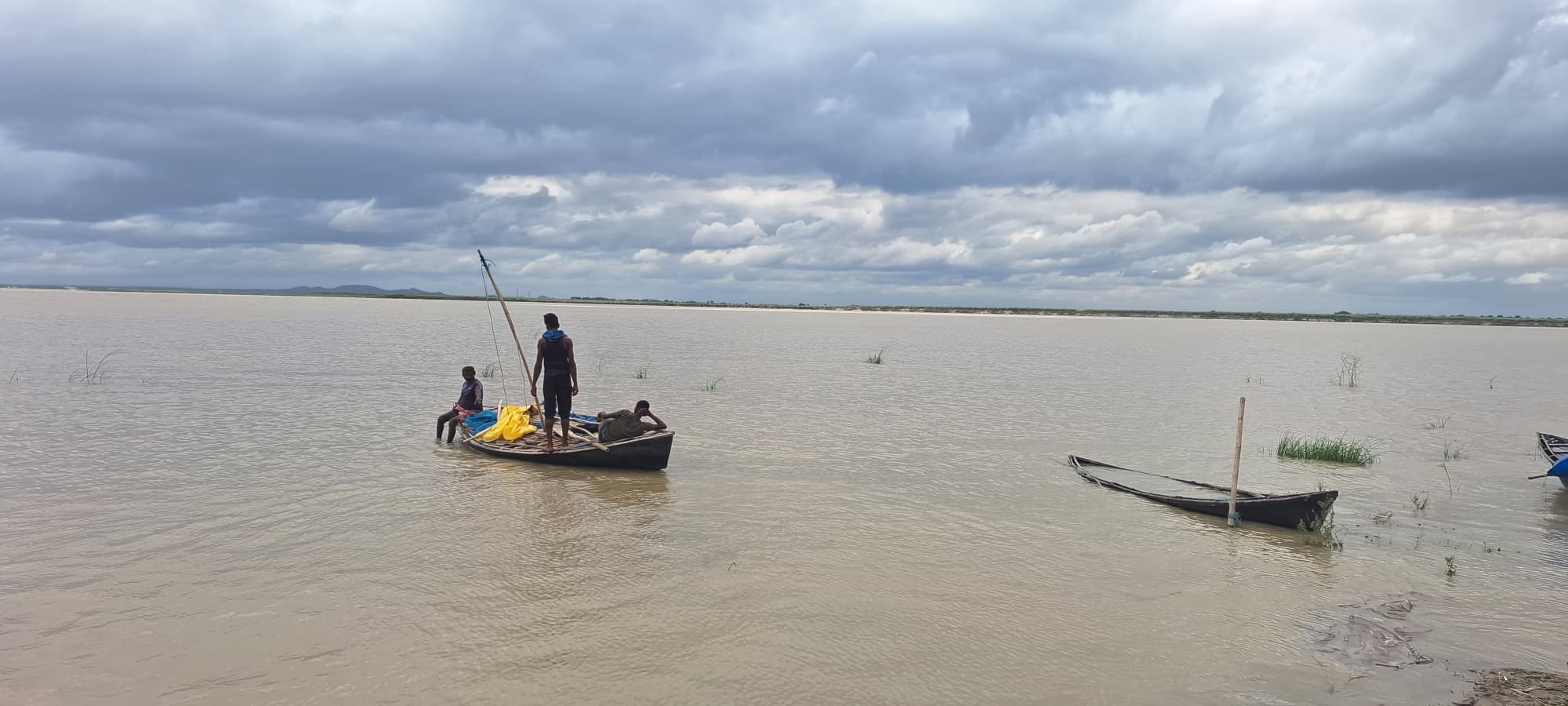 नदियों में उफान से तटीय क्षेत्रों में  बढ़ने लगा बाढ़ व कटाव का खतरा