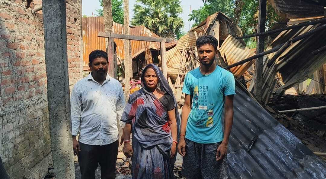 गैस सिलेंडर से उठी आग से दो घर जले, 80 हजार नगद समेत सामान खाक