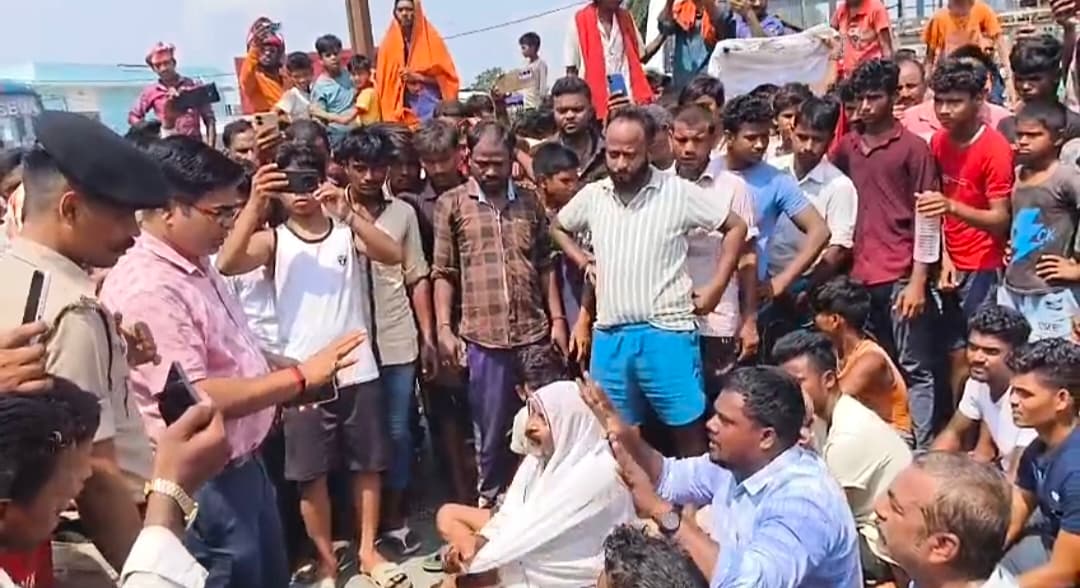 पलटनिया चौक पर बिजली की समस्या को ले ग्रामीणों ने सड़क जाम कर किया प्रदर्शन