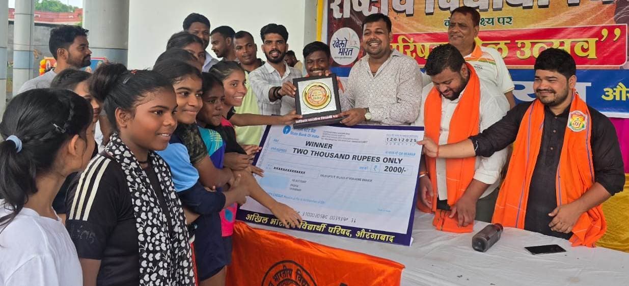 छात्र-छात्राओं ने दिखायी प्रतिभा, सम्मानित