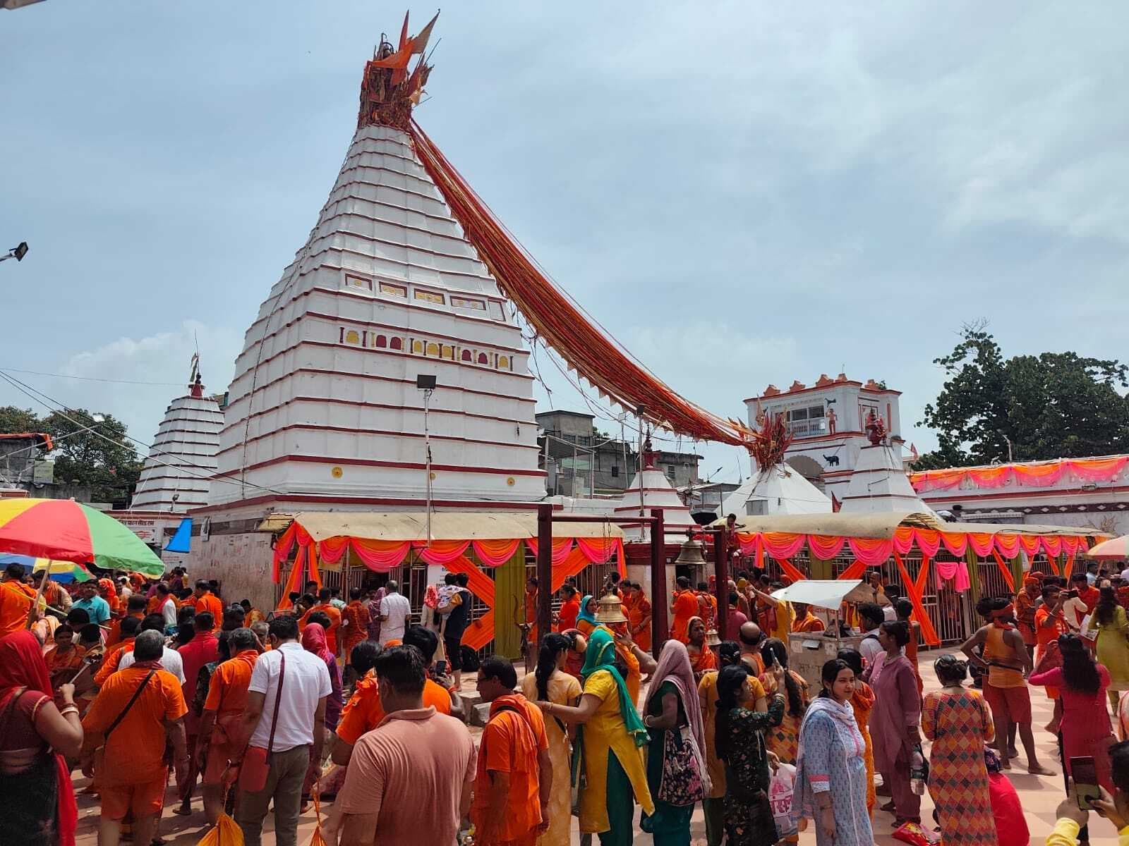 आस्था से सराबोर 44,897 कांवरियों ने किया जलाभिषेक