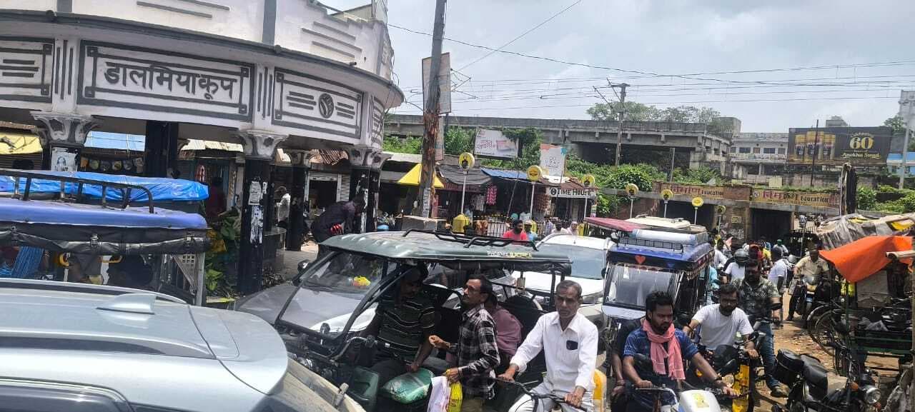 मधुपुर: डालमिया कूप के पास लगे सड़क जाम से लोग रहे हलकान