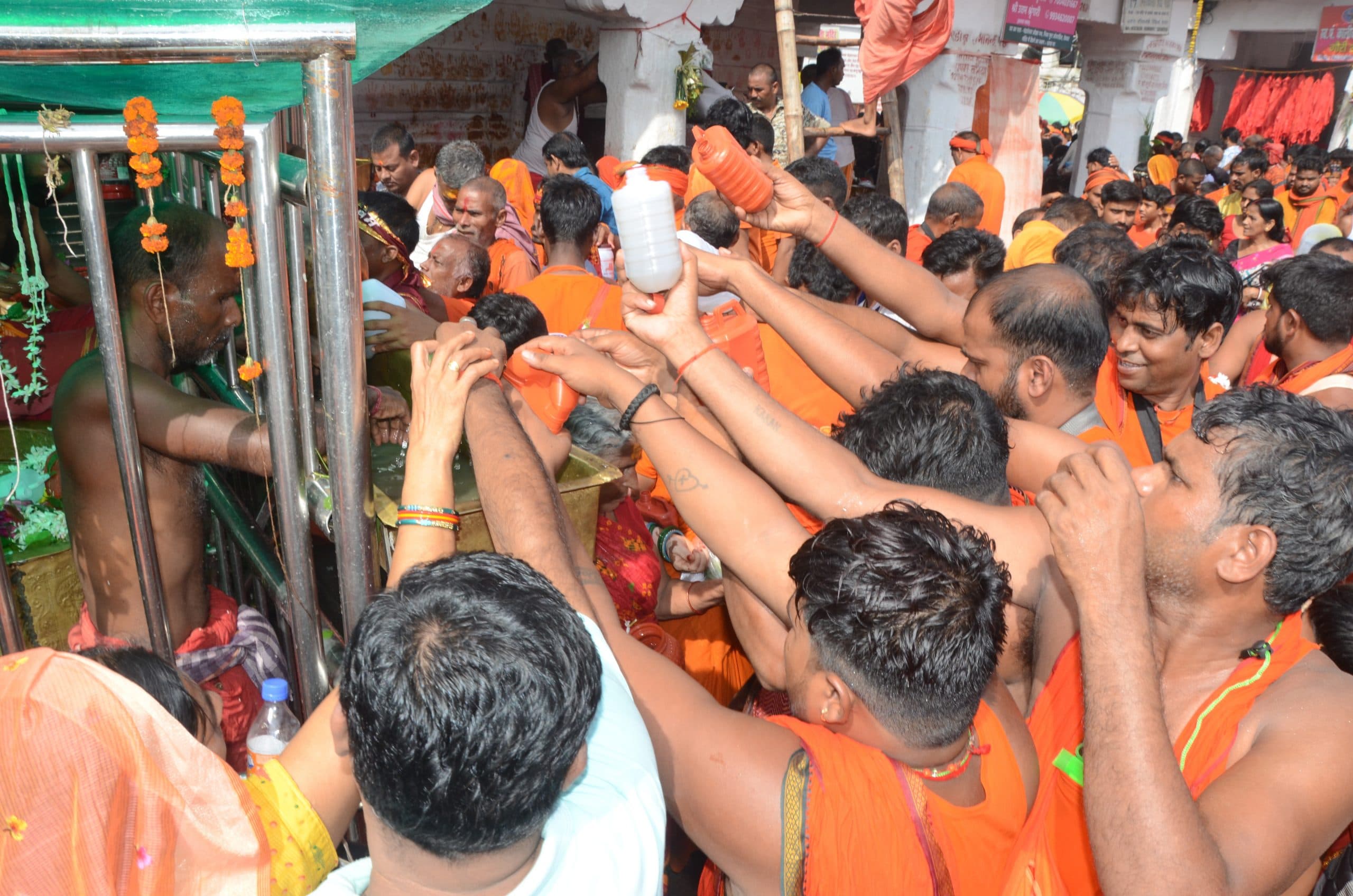 Deoghar News : शिवभक्ति से सराबोर हुई बाबानगरी, गूंज रहे हर-हर महादेव के जयघोष