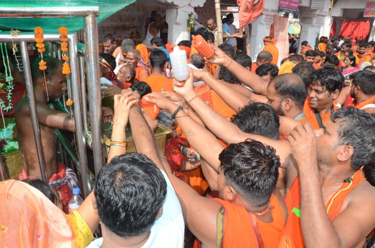 Deoghar News : शिवभक्ति से सराबोर हुई बाबानगरी, गूंज रहे हर-हर महादेव के जयघोष