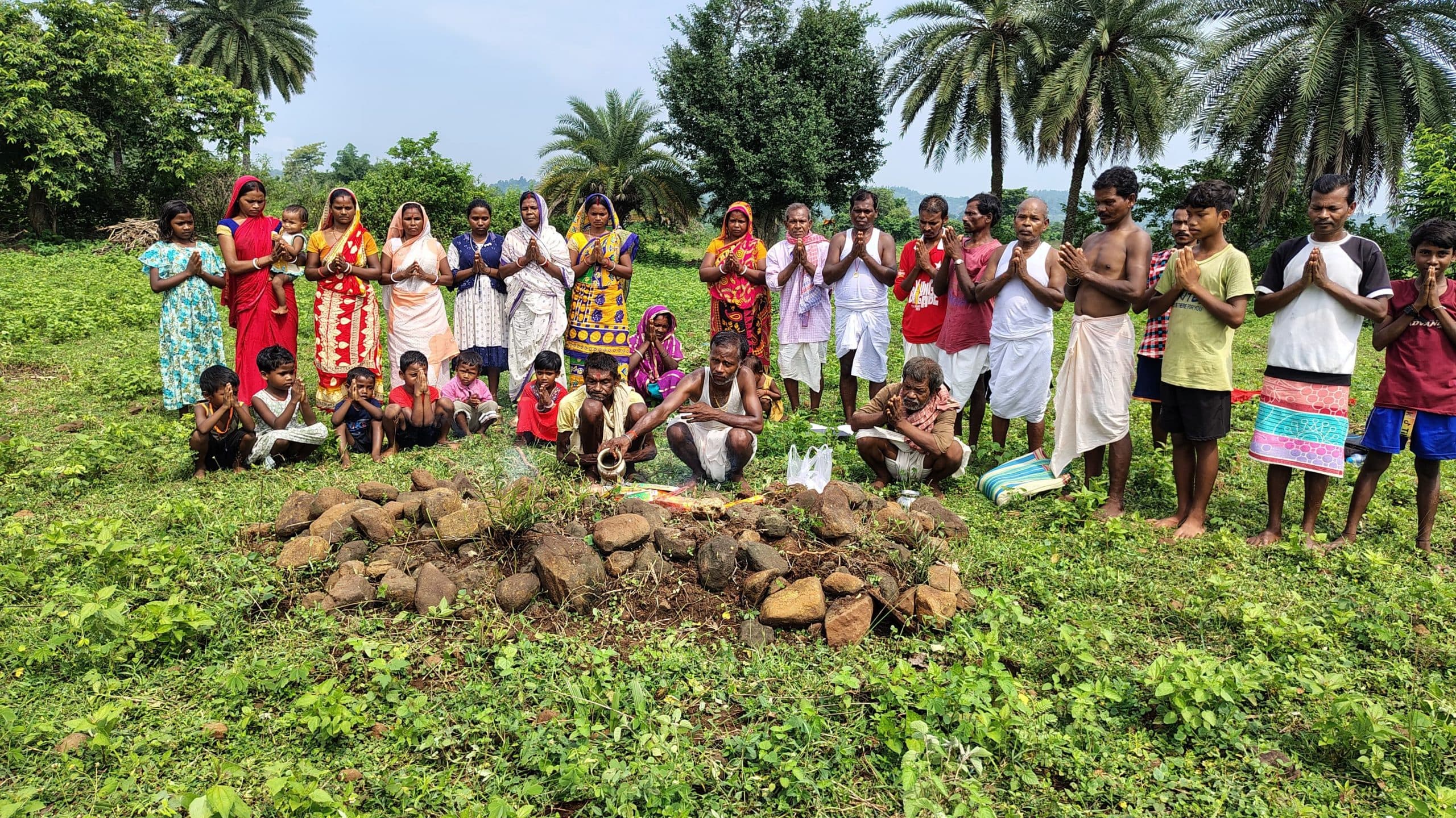 पहाड़िया आदिवासियों ने सुख-शांति के लिए बोरवागुरु थान में की पूजा