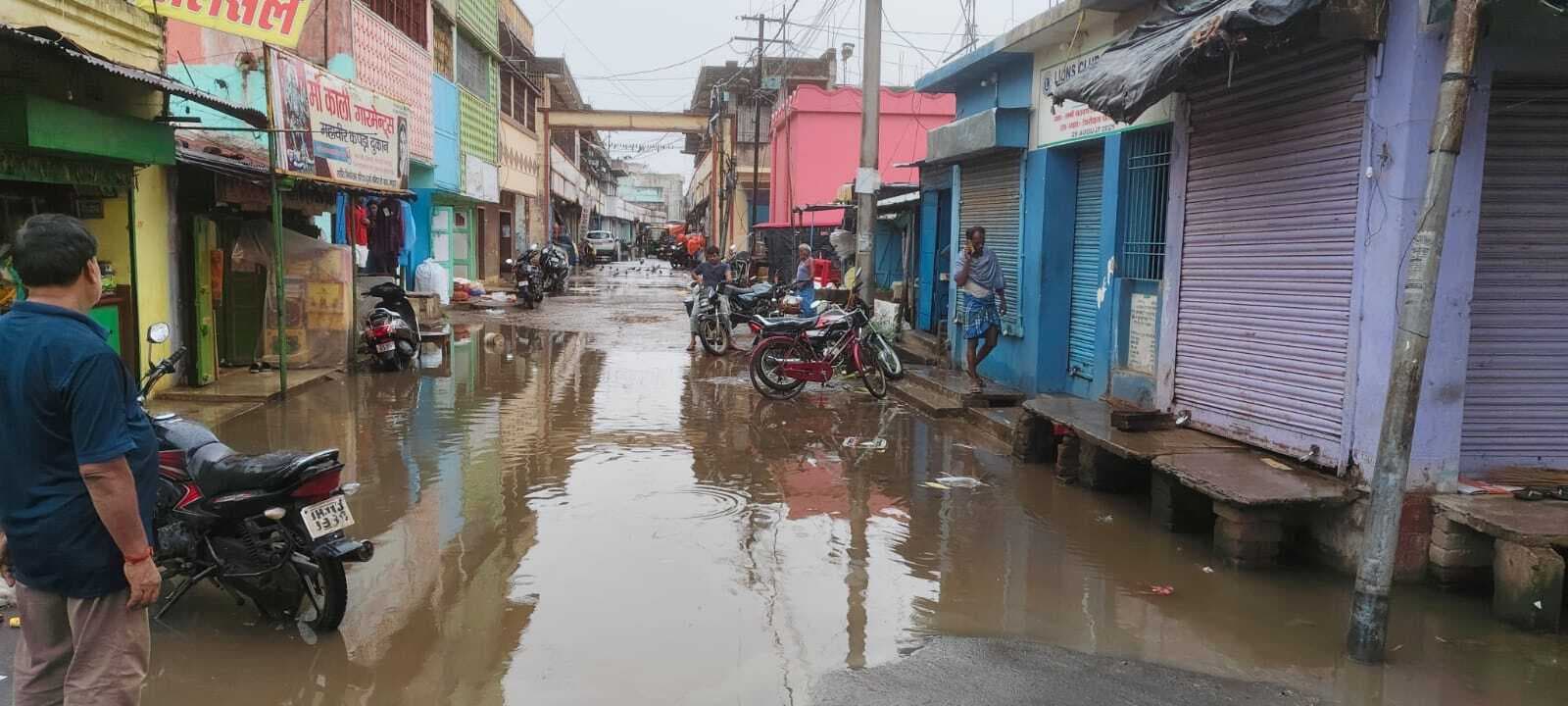 बारिश से शांति निकेतन मार्केट में जल जमाव, परेशानी