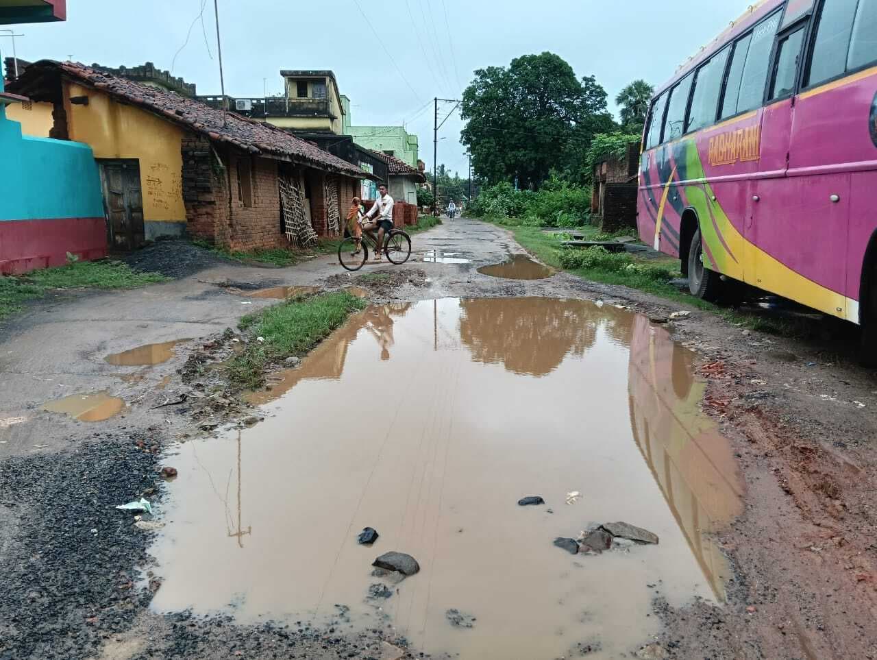 रानीश्वर में पक्की व कच्ची कई सड़कें जर्जर, बरसात में ग्रामीणों को हो रही परेशानी