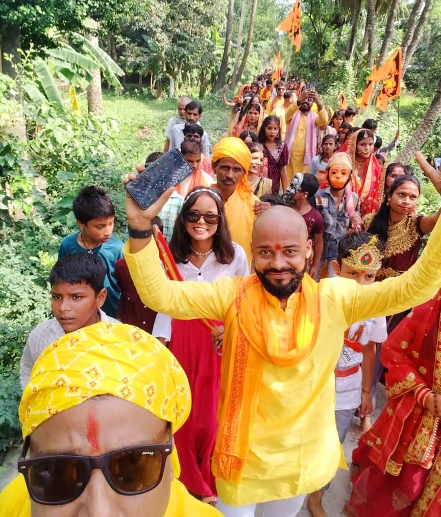 मनिहारी के मियापुर में महायज्ञ को लेकर कलश शोभा यात्रा निकाली गयी