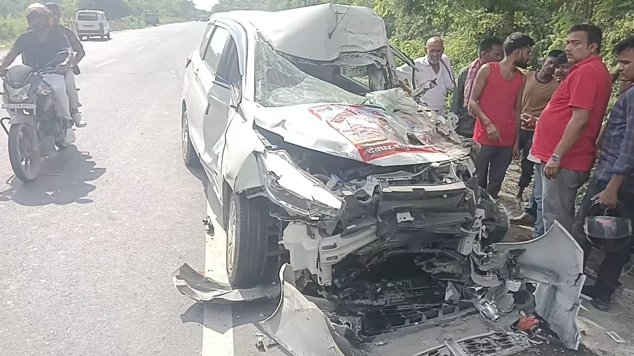 Muzaffarpur : बाइक सवार को बचाने में फॉर्च्यूनर कार ट्रक से टकरायी, गोपालगंज के आठ कांवरिया घायल