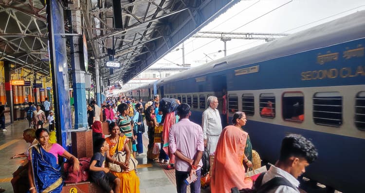 ट्रेनों के विलंब परिचालन से यात्री परेशान, चार घंटे विलंब से चली फरक्का एक्सप्रेस