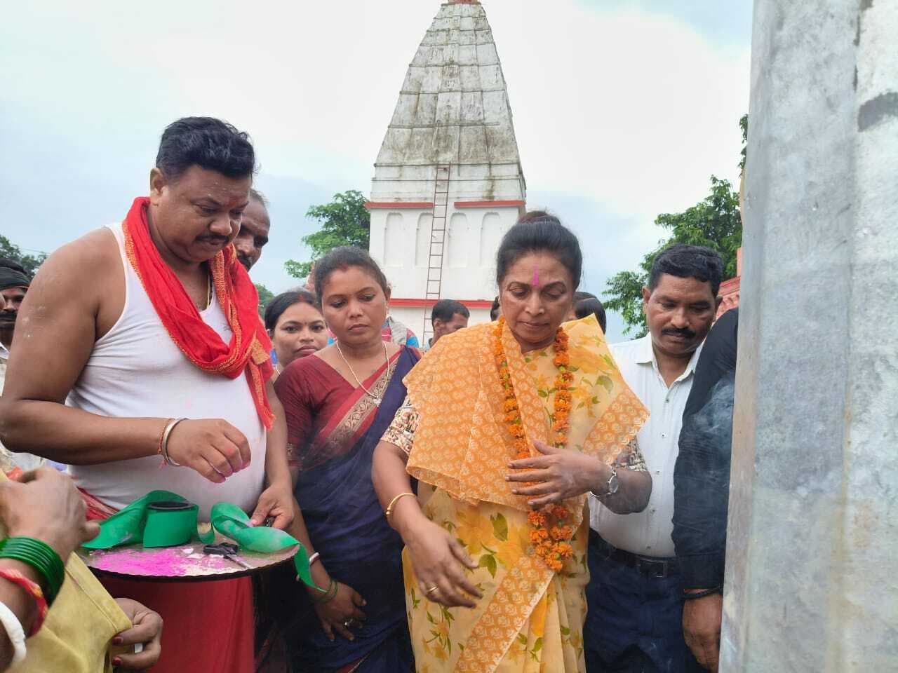 विधायक निधि से चार जगहों पर हाईमास्ट लाइट का किया उदघाटन