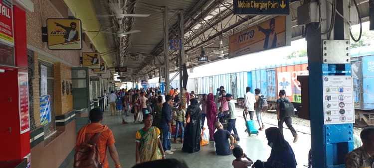 Deoghar News : साढ़े चार घंटे रहा ट्रैफिक ब्लॉक, तीन ट्रेनें रहीं रद्द