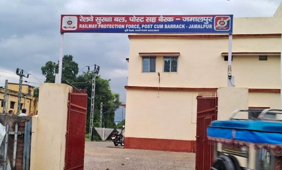 रेलवे सुरक्षा बल के डीआइजी ने हिरासत से फरार आरोपी मामले का लिया जायजा