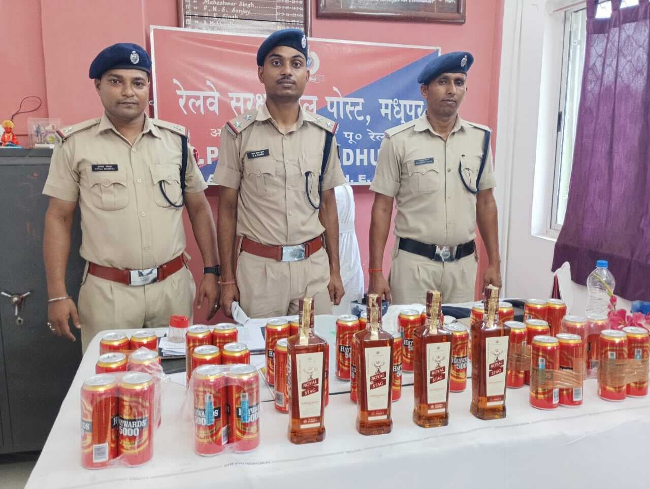 आरपीएफ ने ट्रेन से हजारों का अवैध विदेशी बीयर व शराब किया बरामद