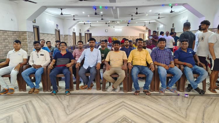 सरकार सभी आवश्यक वस्तुओं और दवाओं के दाम करें कम व जीएसटी को करें समाप्त