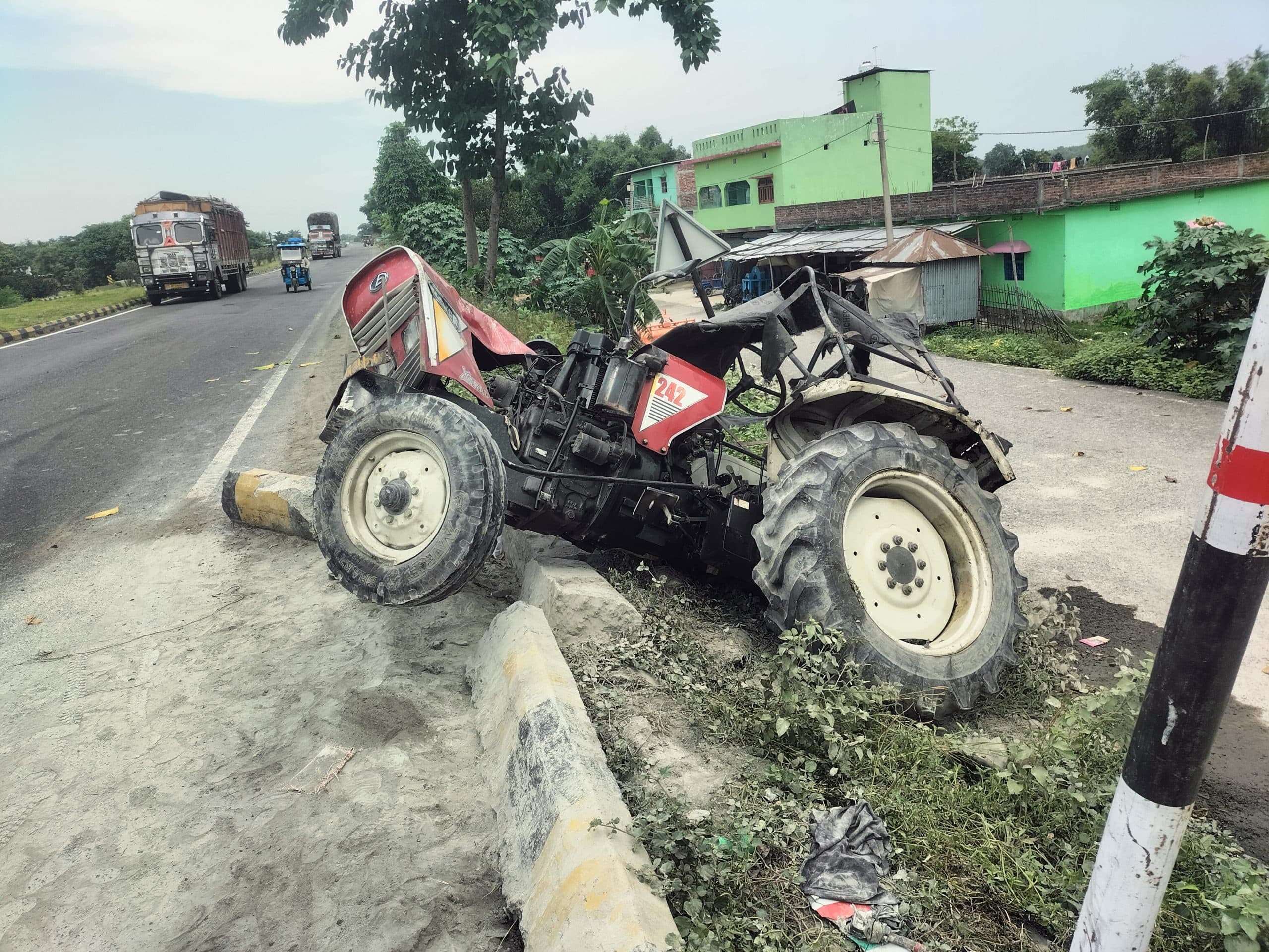 ट्रक व ट्रैक्टर की ठोकर से तीन घायल