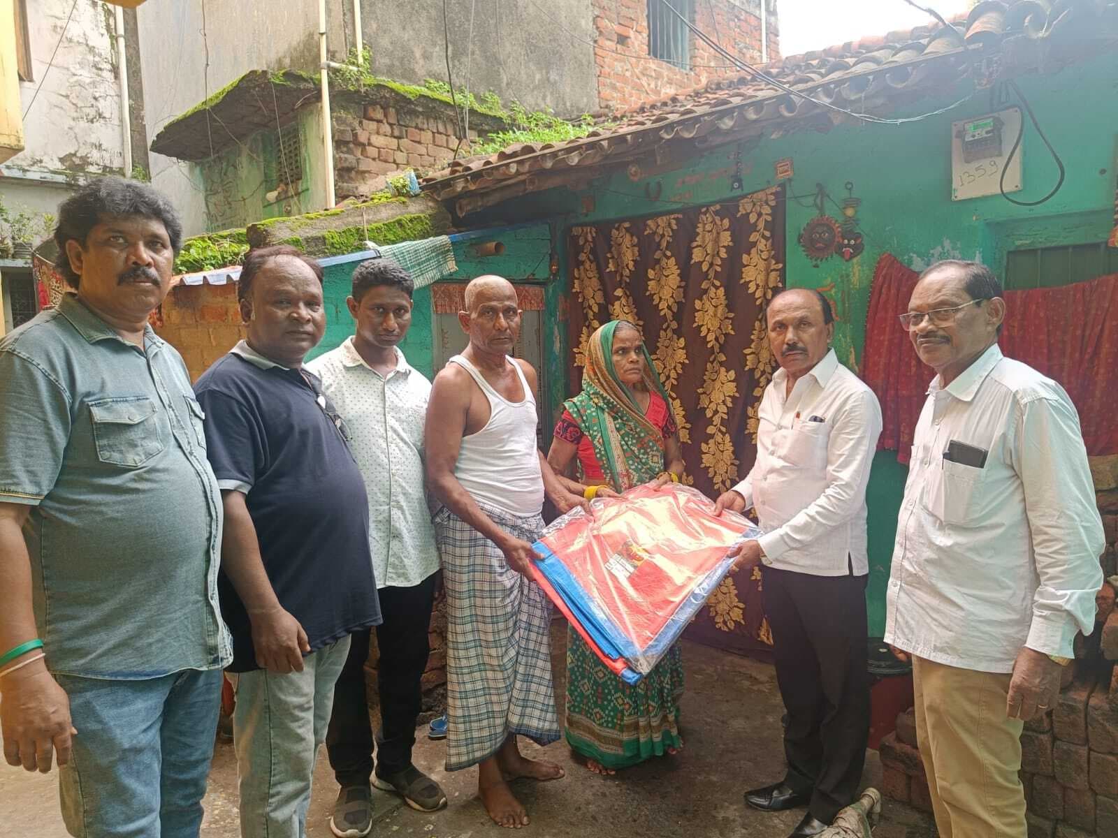 Jamshedpur news. झामुमो ने पीड़ित परिवारों को दिया तिरपाल