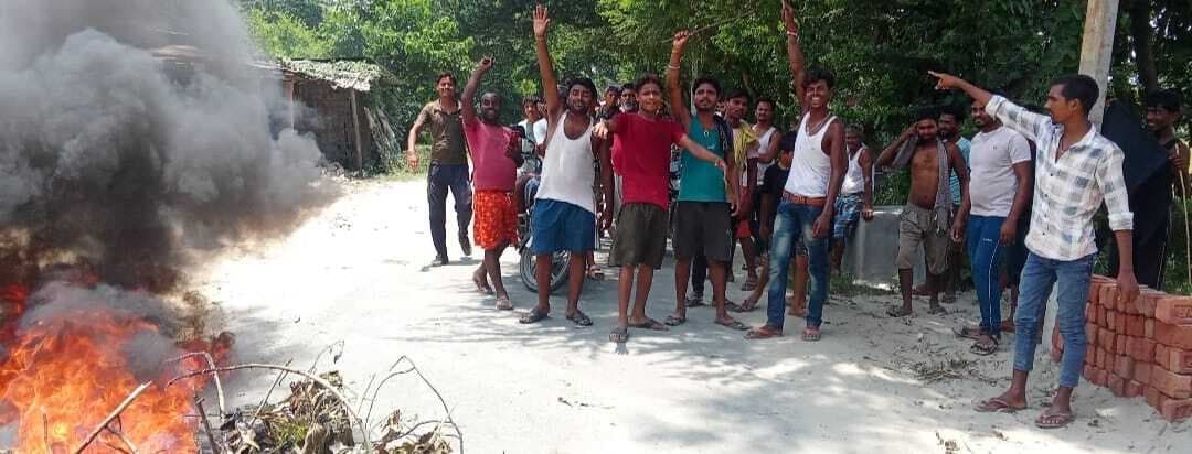 अनियमित बिजली आपूर्ति के विरोध में की सड़क जाम