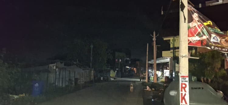 Kaimur News : शाम होते ही रामगढ़ नगर में छा जाता है अंधेरा