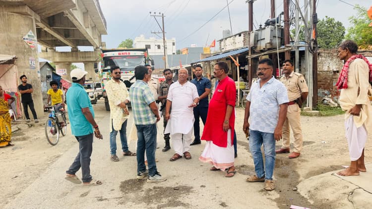 गौशाला के निकट निर्माणाधीन  रेल ओवर ब्रिज के सर्विस पथ के कालीकरण कार्य का जायजा पूर्व डिप्टी सीएम ने लिया